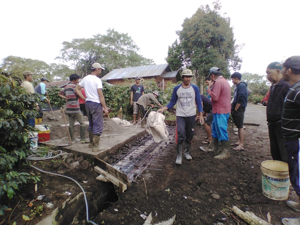 kegiatan gotong royong yang di lakukan untuk membangun gorong-gorong di dusun sido luhur.